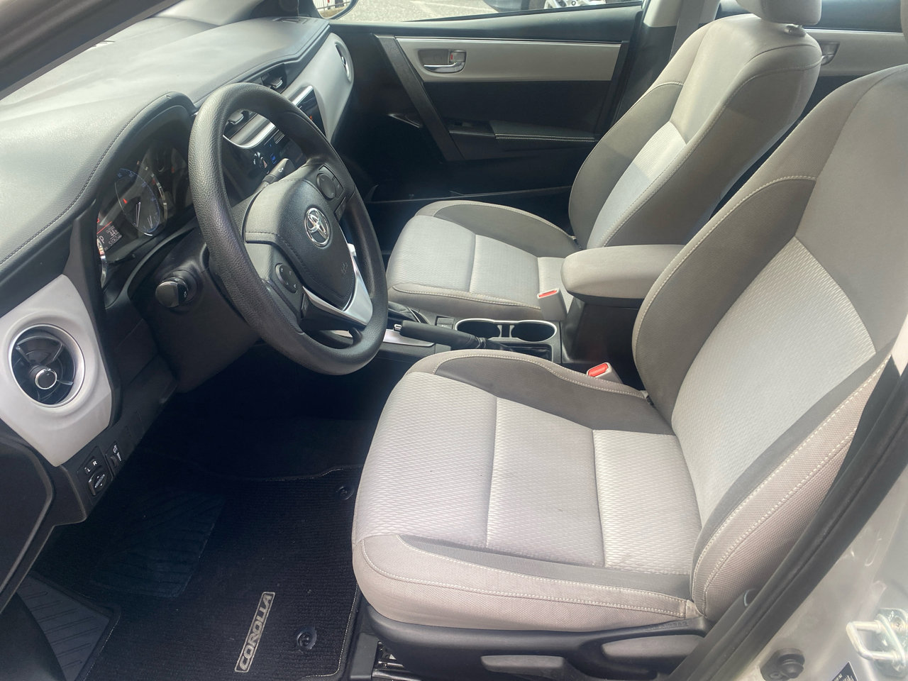 Used 2018 Toyota Corolla LE image 6