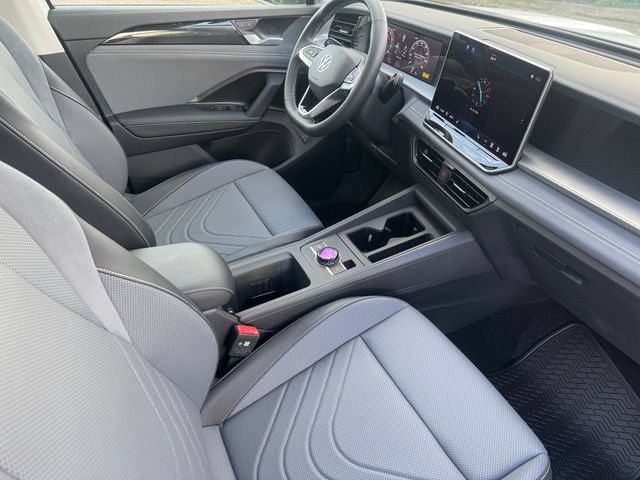 New 2026 Volkswagen Tiguan SE FWD image 12
