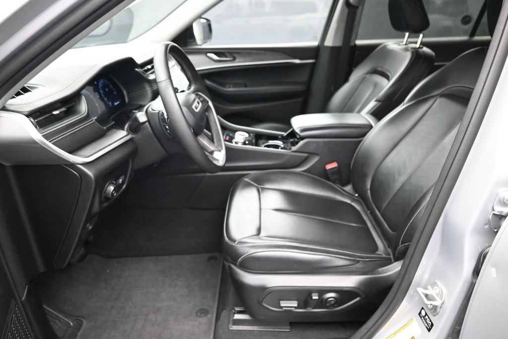 Used 2023 Jeep Grand Cherokee L Limited AWD/4WD image 19