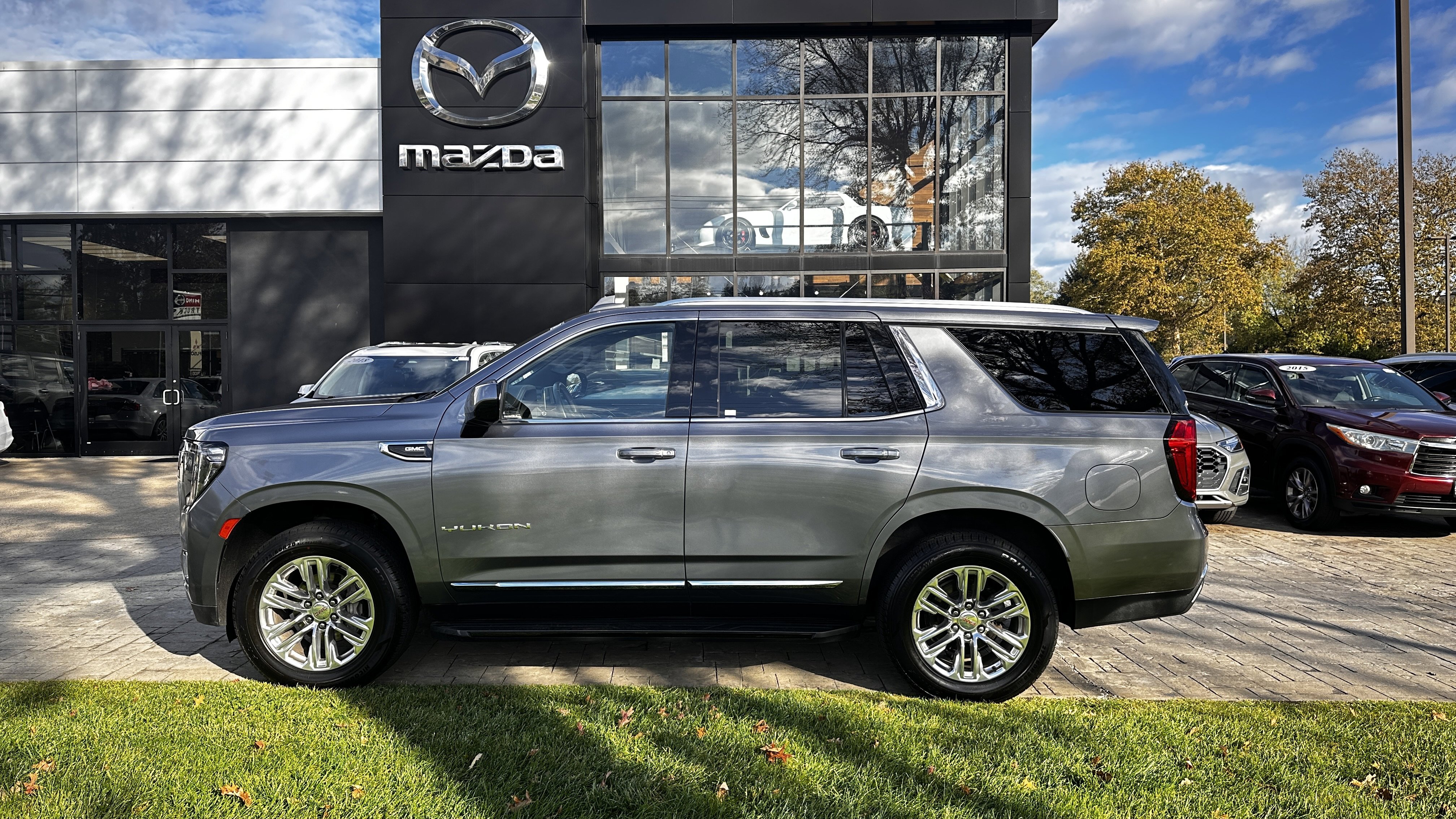 Used 2022 GMC Yukon SLT image 2