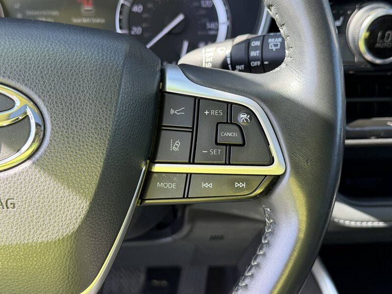 Used 2022 Toyota Highlander XLE AWD/4WD image 26