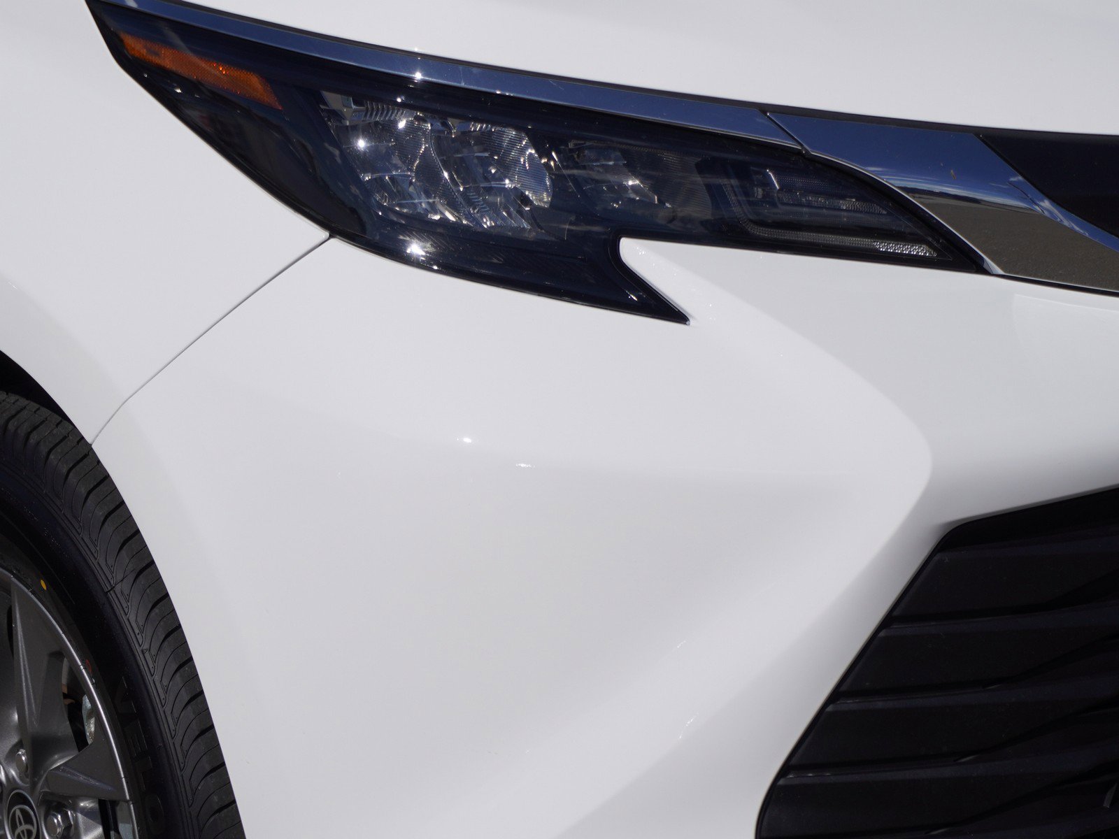 Used 2024 Toyota Sienna LE image 3