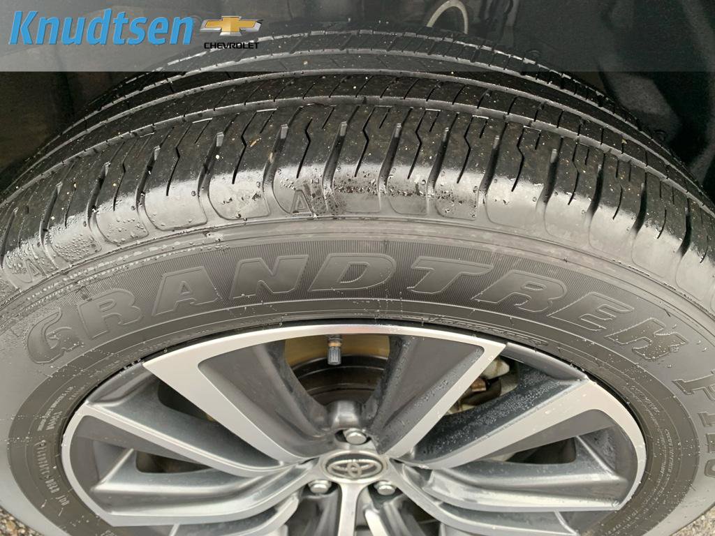 Used 2024 Toyota Venza LE image 10