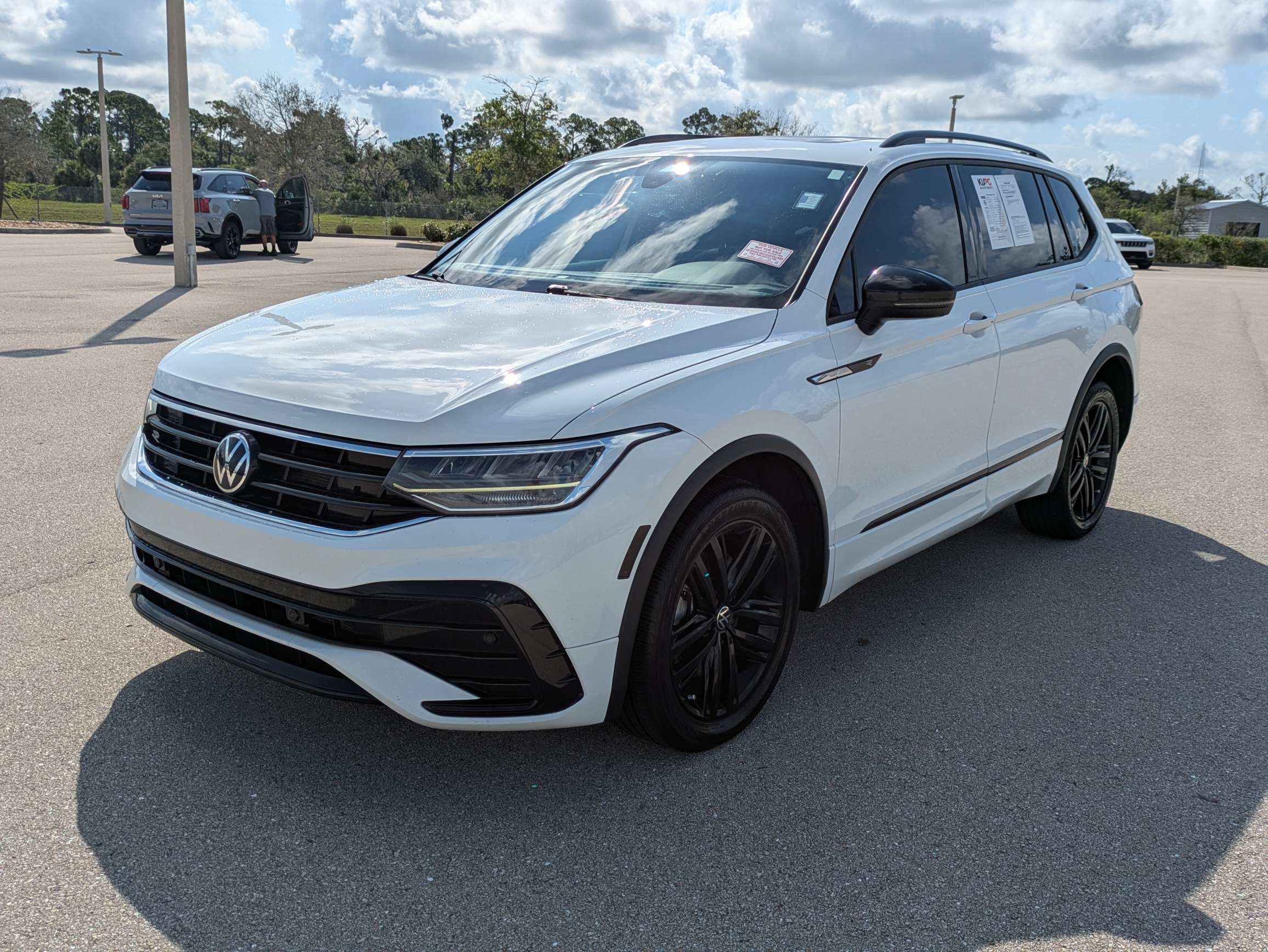 Used 2022 Volkswagen Tiguan SE R-Line FWD image 9