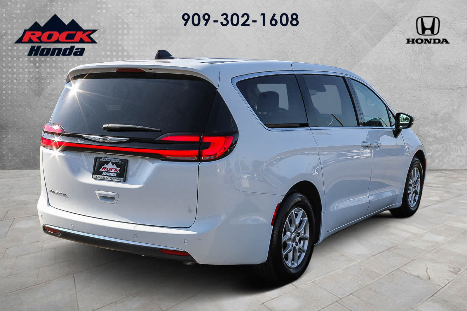 Used 2024 Chrysler Pacifica Touring-L FWD image 6