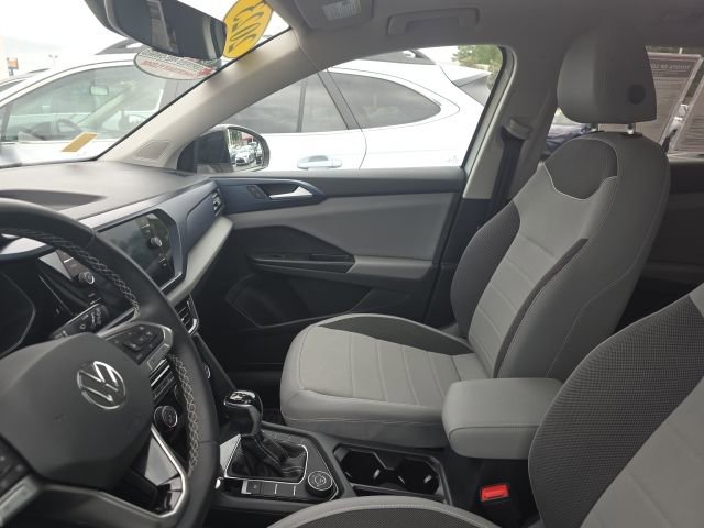 Used 2023 Volkswagen Taos SE w/ Panoramic Sunroof Package image 11