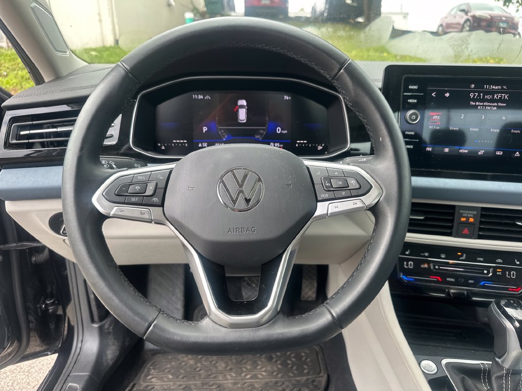Used 2025 Volkswagen Jetta SE w/ Sunroof Package FWD image 41