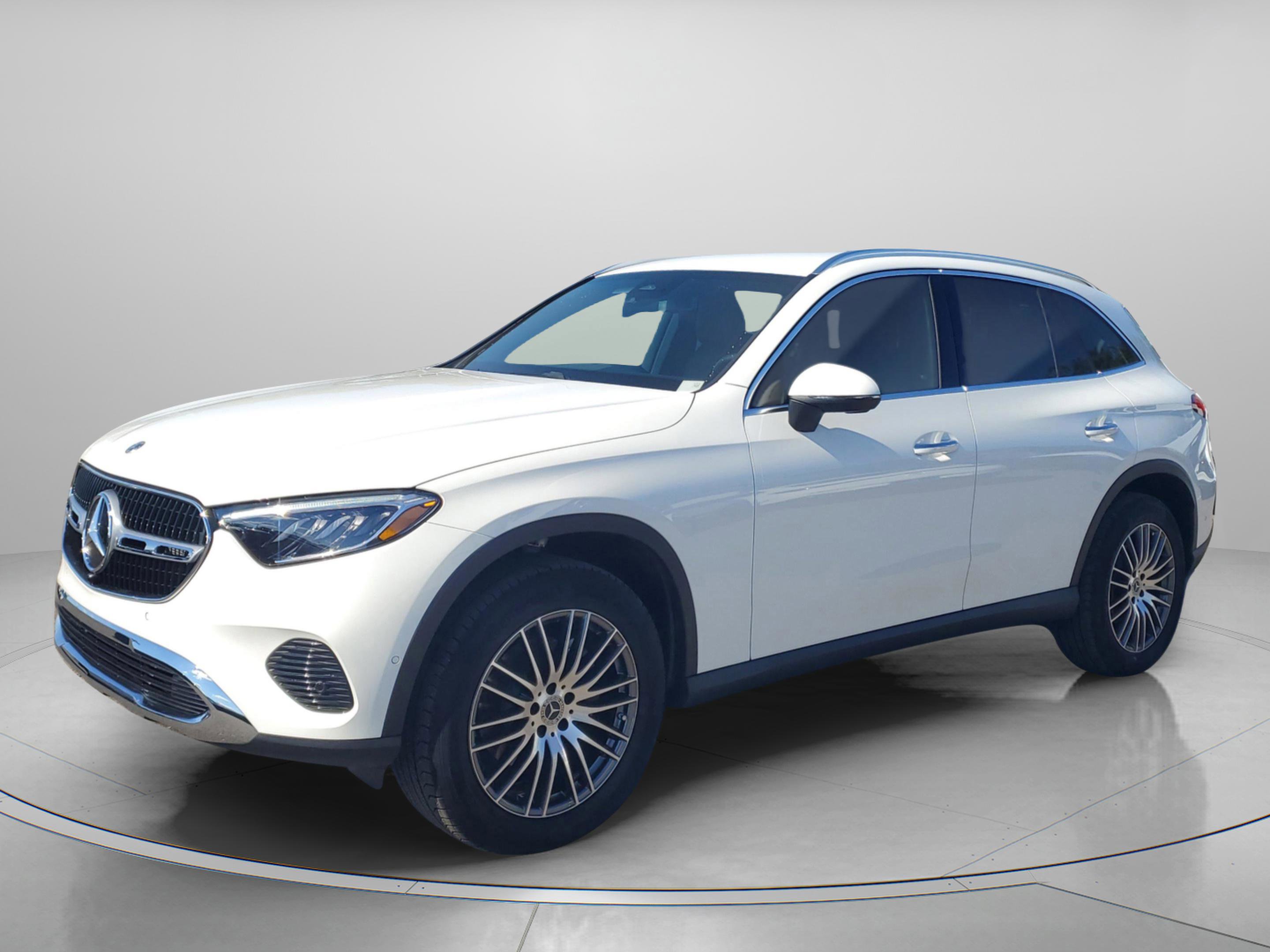 Used 2025 Mercedes-Benz GLC 300 image 2