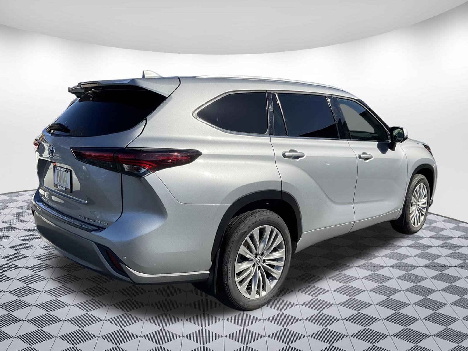 Used 2024 Toyota Highlander Platinum image 3