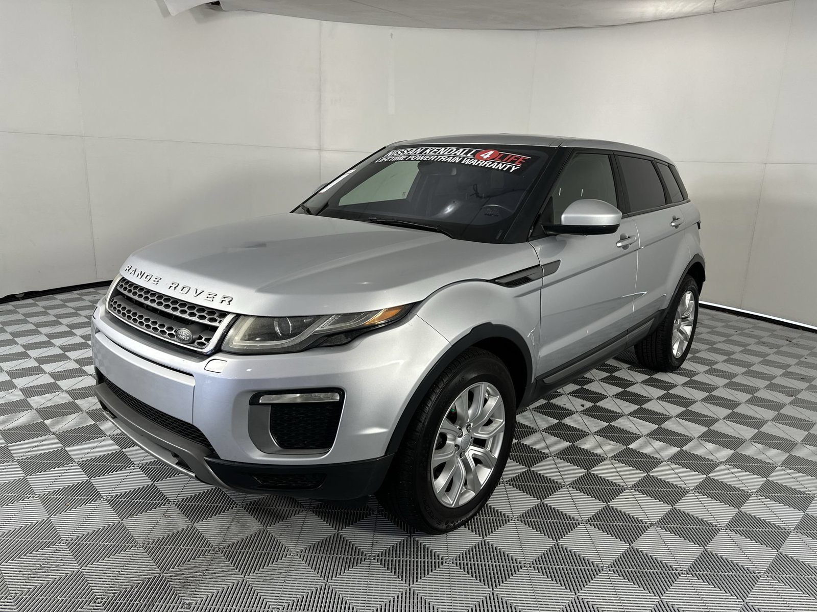Used 2017 Land Rover Range Rover Evoque SE AWD/4WD image 4