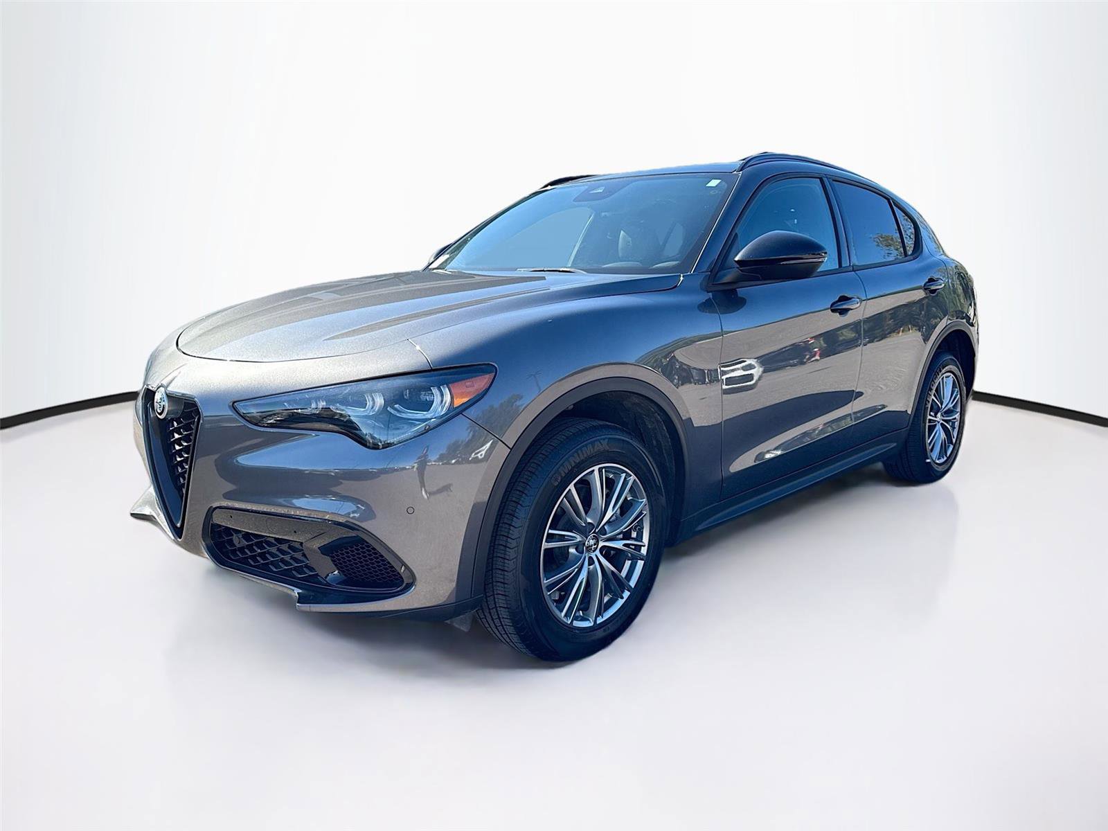 Used 2024 Alfa Romeo Stelvio Sprint image 3
