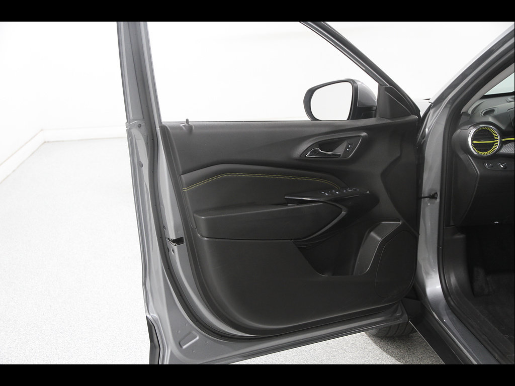 Used 2025 Chevrolet Trax LT w/ LT Convenience Package FWD image 4