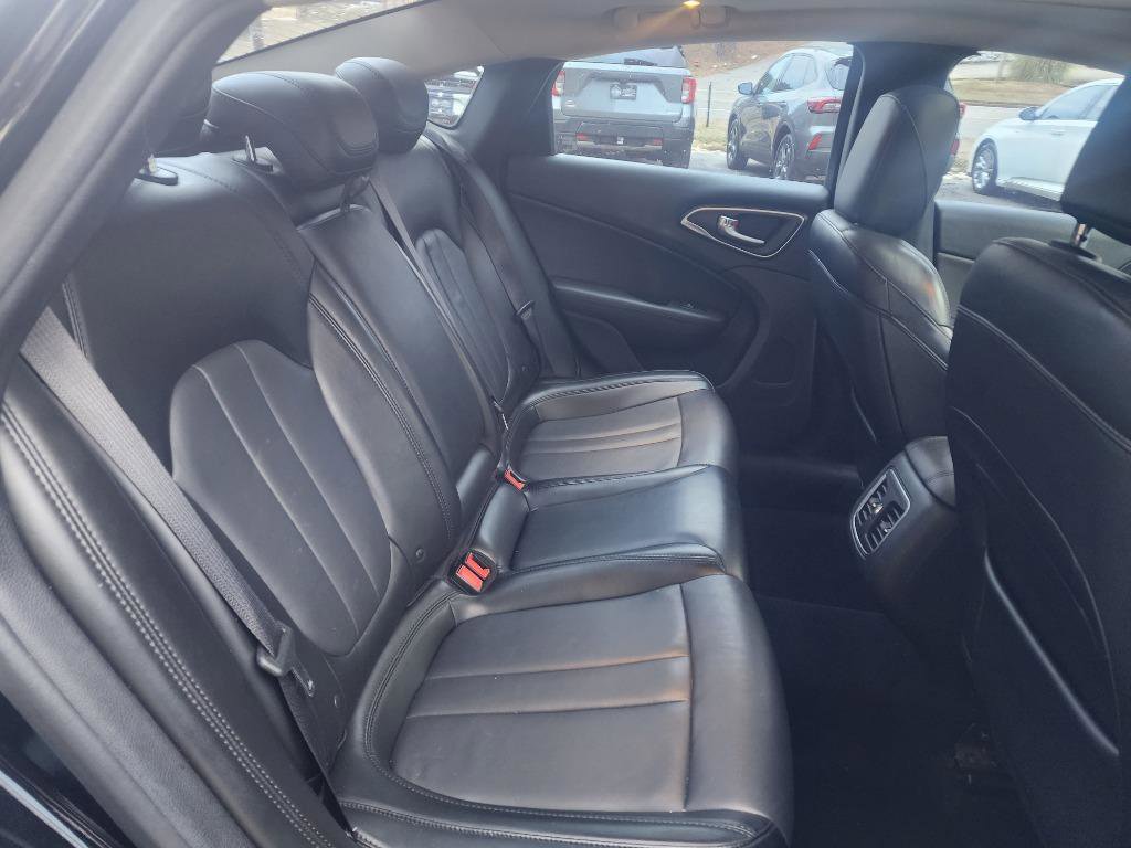 Used 2017 Chrysler 200 Limited Platinum w/ Comfort & Convenience Group image 8