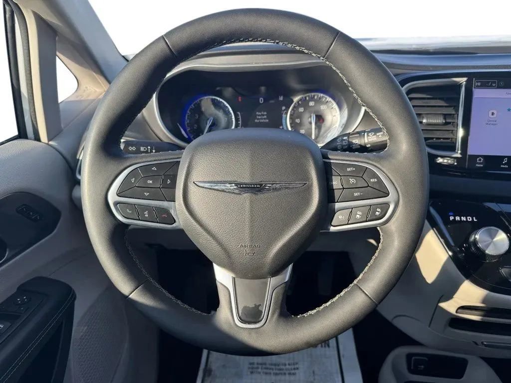 Used 2024 Chrysler Pacifica Touring-L image 27