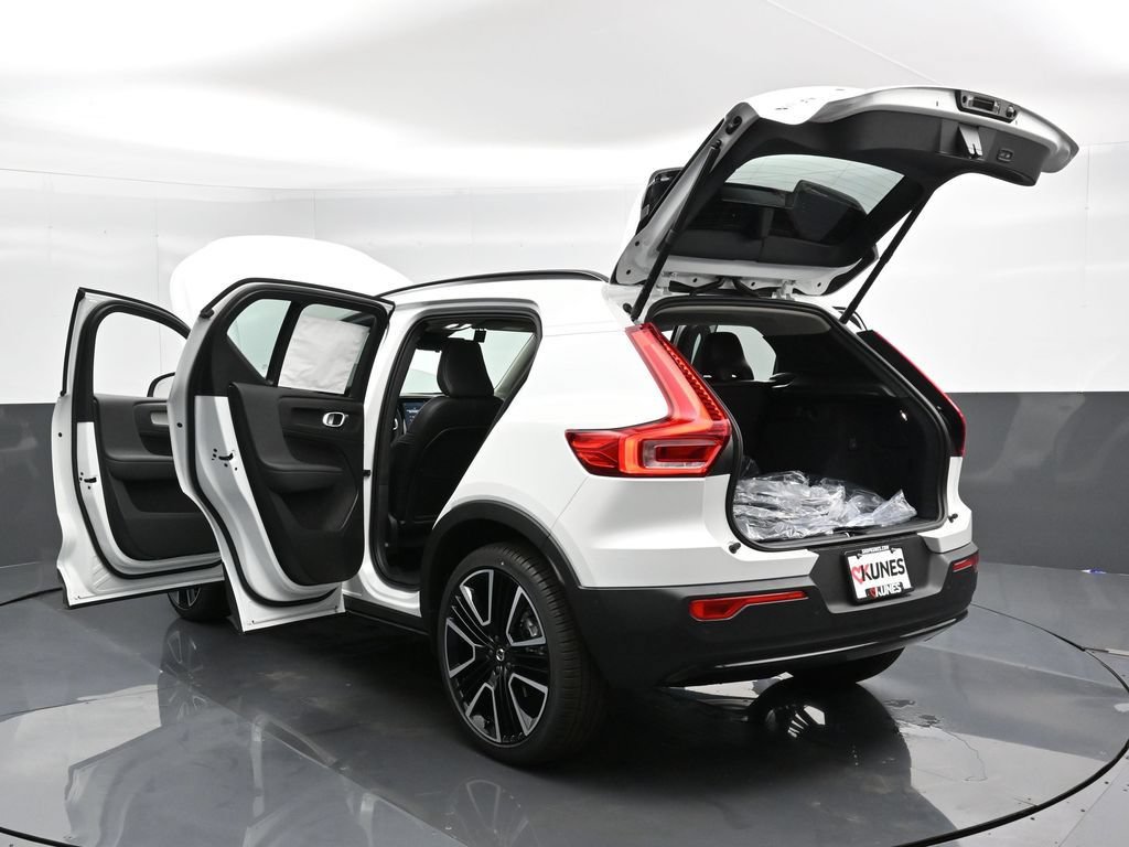 Used 2025 Volvo XC40 B5 Plus w/ Climate Package AWD/4WD image 47