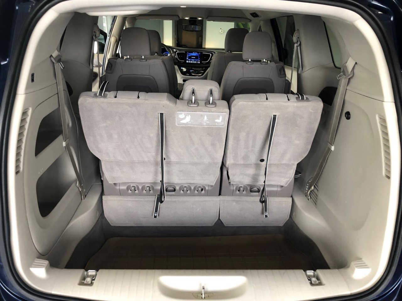 Used 2017 Chrysler Pacifica Touring w/ Tire & Wheel Group image 10