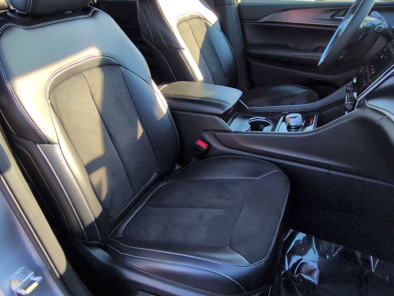 Used 2024 Jeep Grand Cherokee Altitude image 21