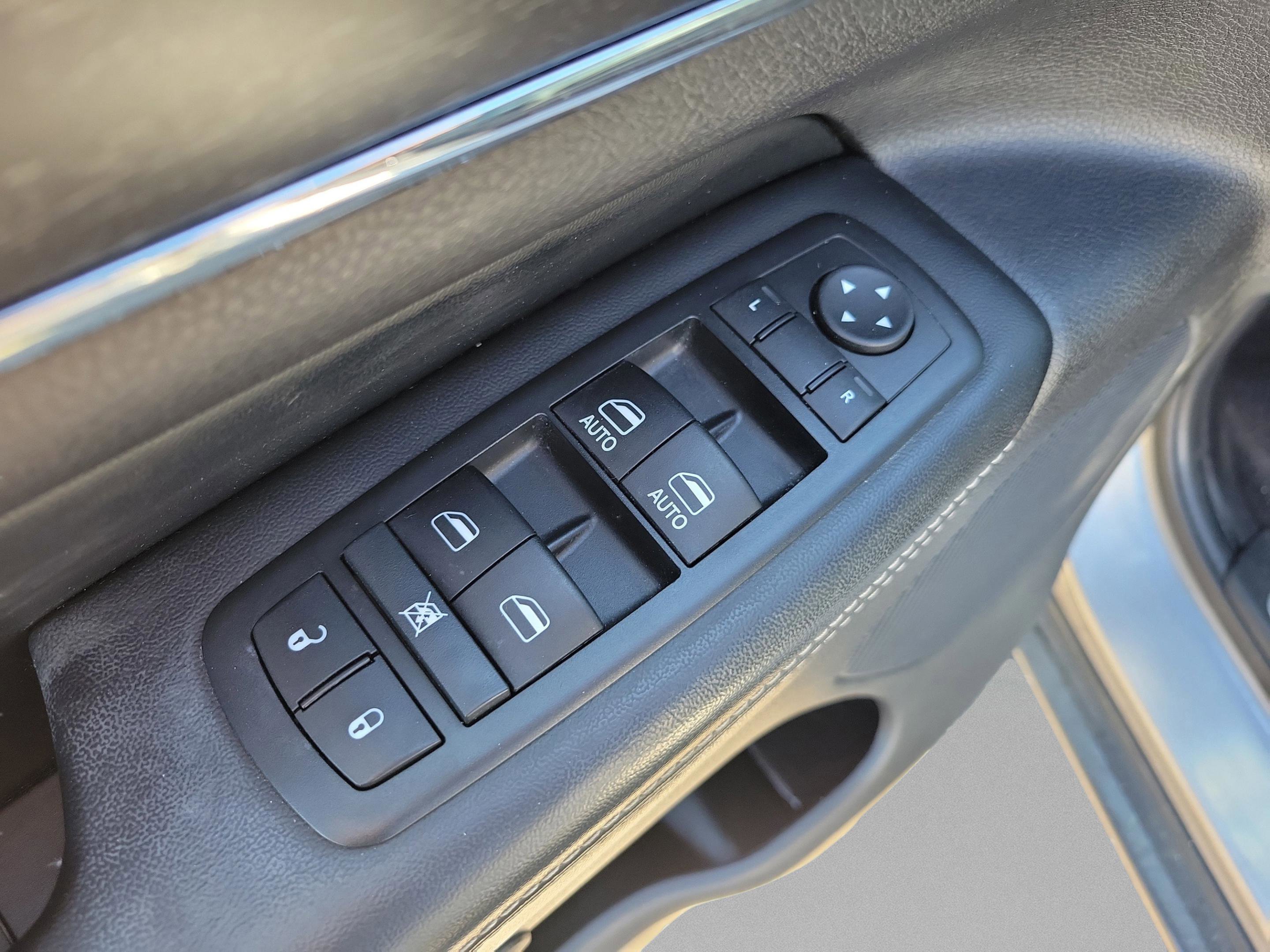 Used 2015 Jeep Grand Cherokee Limited w/ Luxury Group II image 14