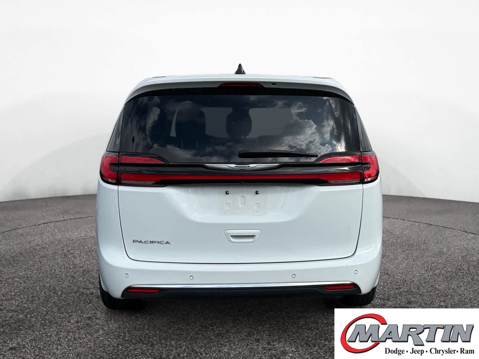 Used 2023 Chrysler Pacifica Touring-L FWD image 6