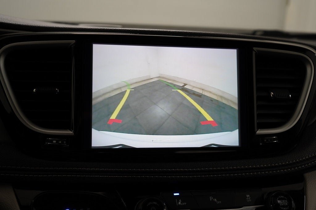 Used 2024 Chrysler Pacifica Limited FWD image 24