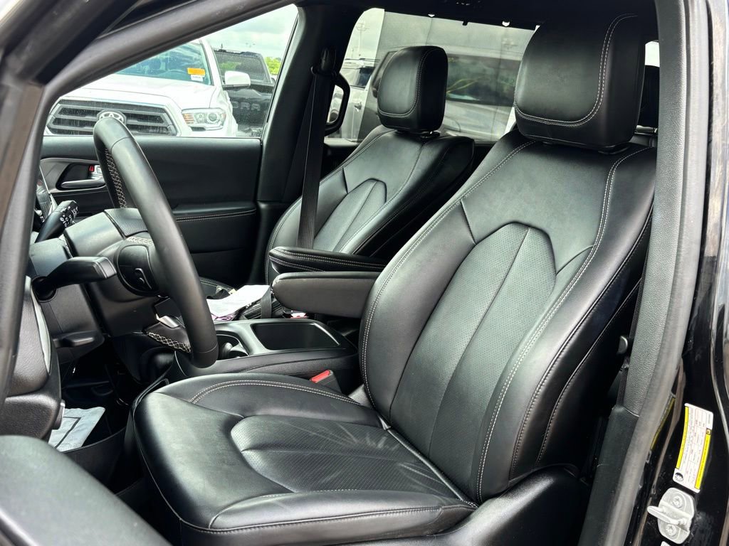 Used 2025 Chrysler Pacifica Select FWD image 7