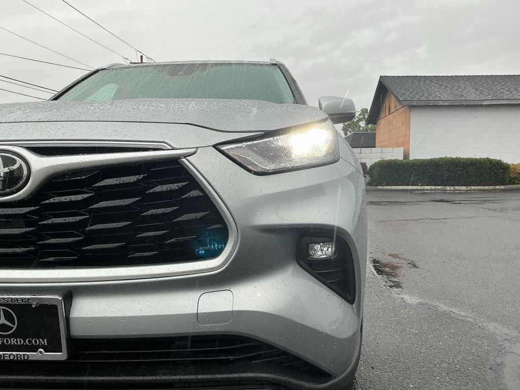 Used 2020 Toyota Highlander XLE AWD/4WD image 3