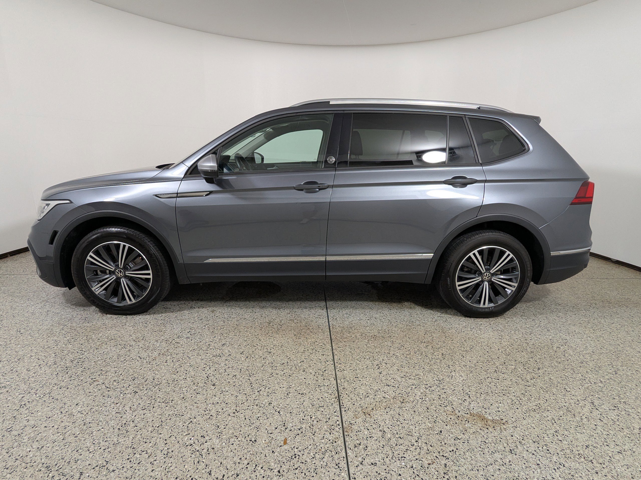 Used 2024 Volkswagen Tiguan Wolfsburg Edition FWD image 4
