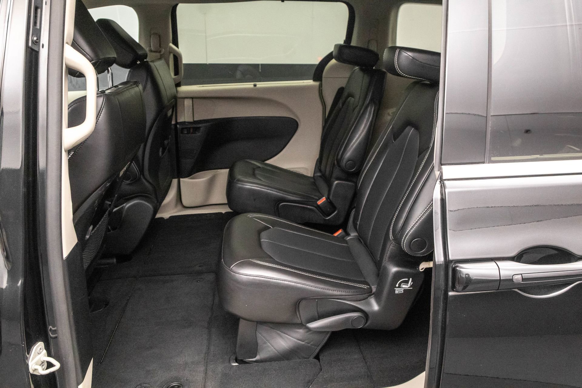 Used 2023 Chrysler Pacifica Touring-L image 29