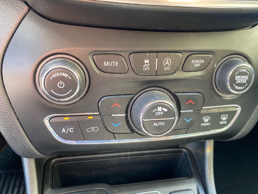 Used 2019 Jeep Cherokee Overland w/ Technology Group image 15