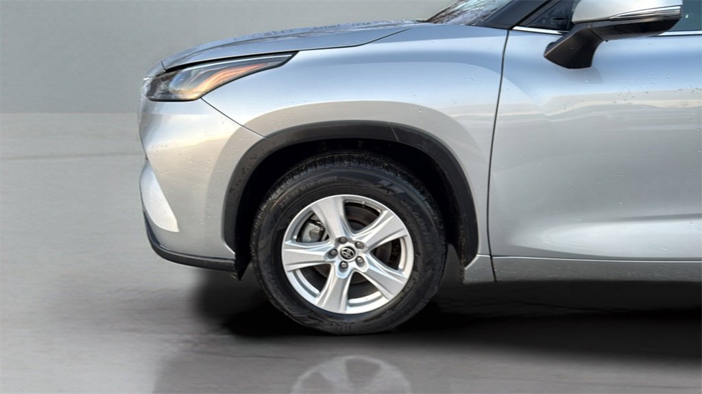 Used 2024 Toyota Highlander LE image 9