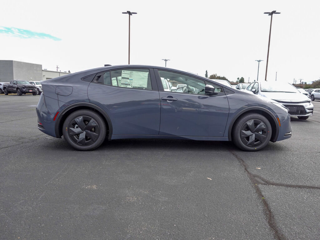 New 2026 Toyota Prius Plug-In Hybrid FWD image 2