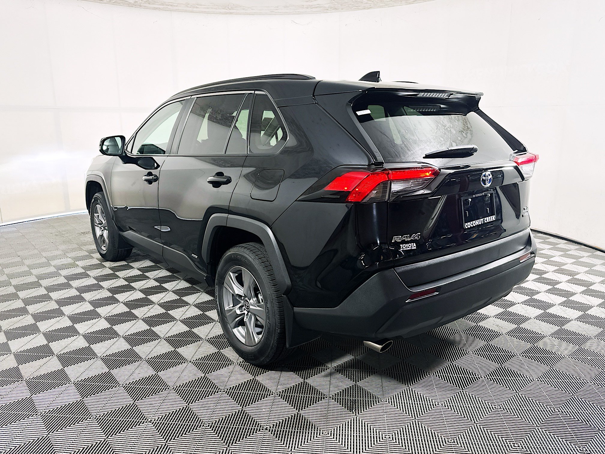 Used 2024 Toyota RAV4 XLE w/ Convenience Package AWD/4WD image 5