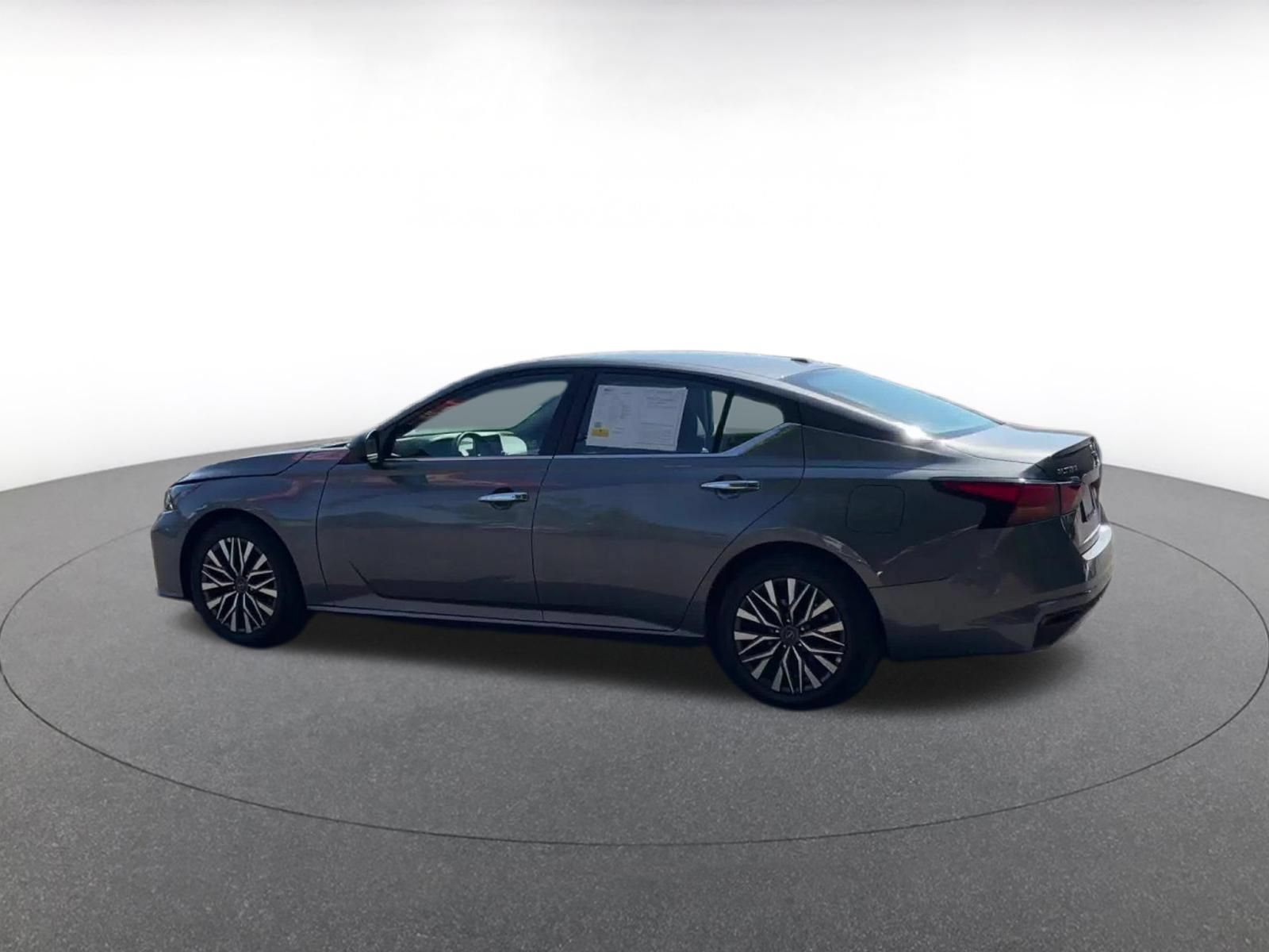 Used 2025 Nissan Altima 2.5 SV FWD image 10