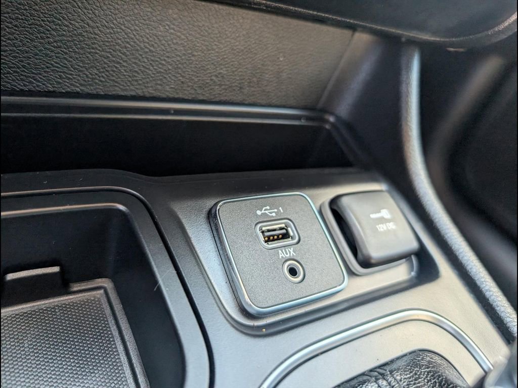 Used 2019 Jeep Cherokee Latitude w/ Popular Appearance Group FWD image 16