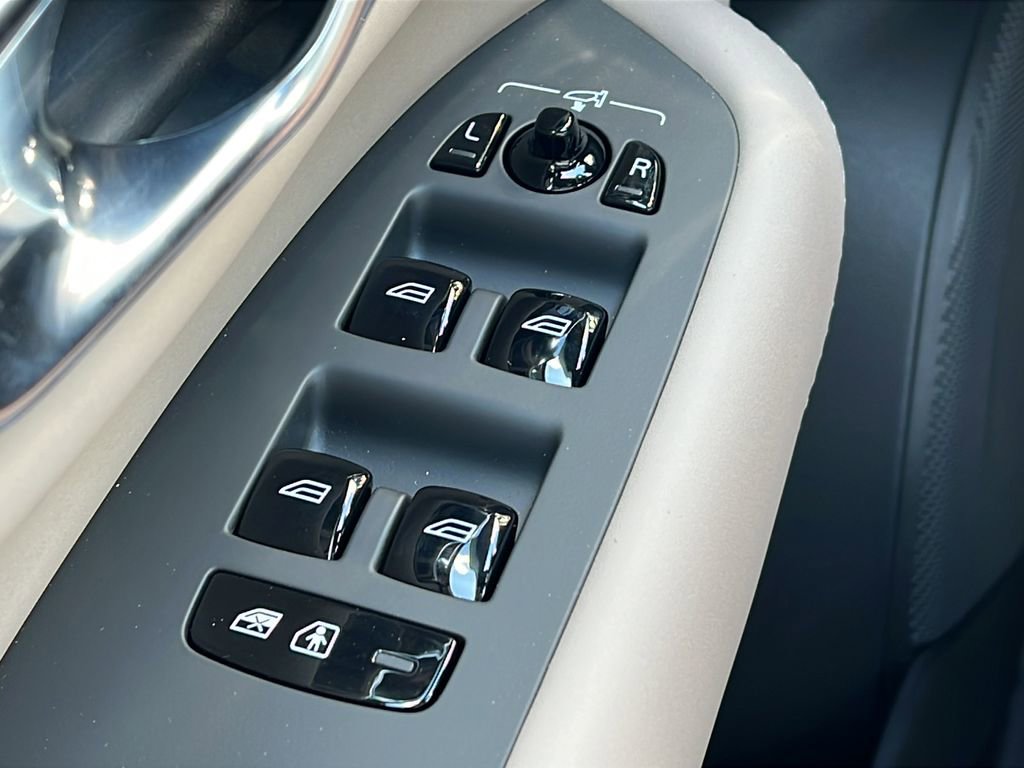 New 2026 Volvo XC90 B6 Plus w/ Protection Package Premier AWD/4WD image 19
