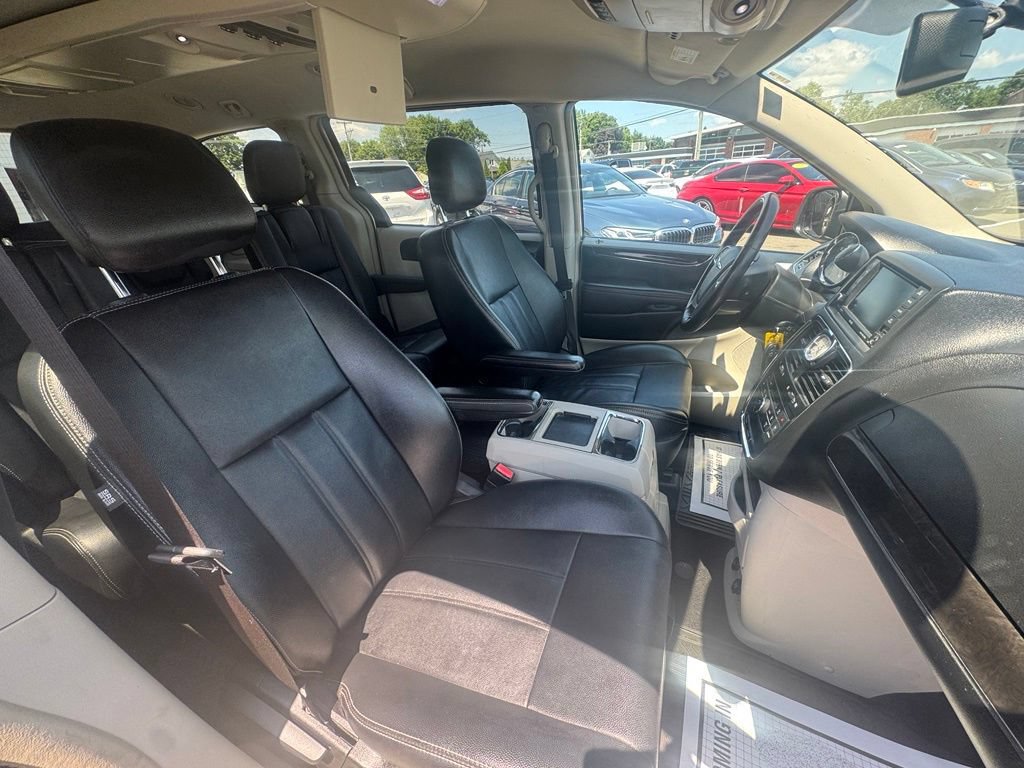 Used 2014 Chrysler Town & Country Touring FWD image 19