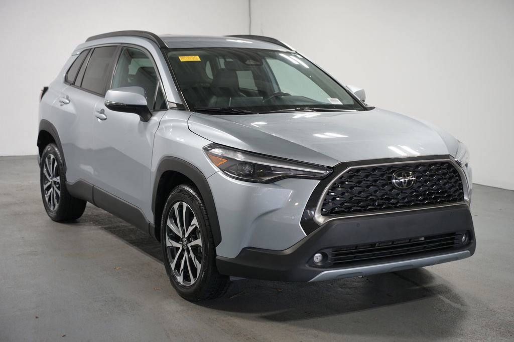 Used 2024 Toyota Corolla Cross XLE image 3