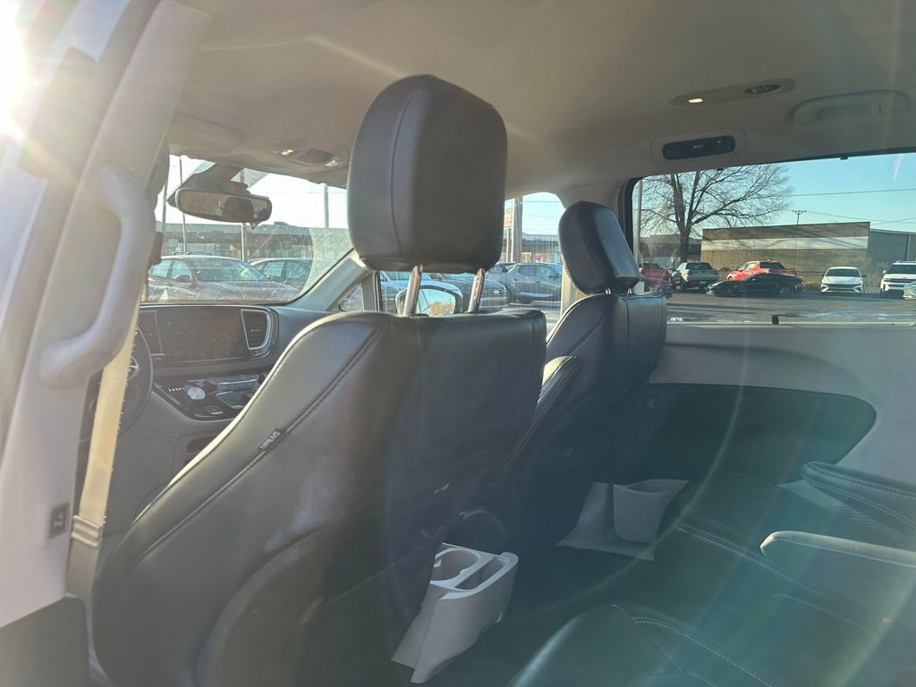 Used 2024 Chrysler Pacifica Touring-L image 18