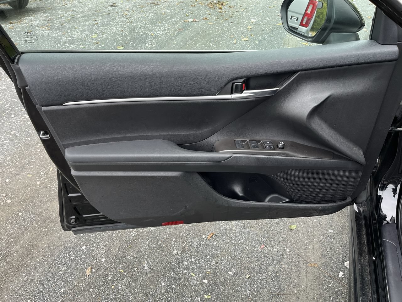 Used 2023 Toyota Camry SE FWD image 3
