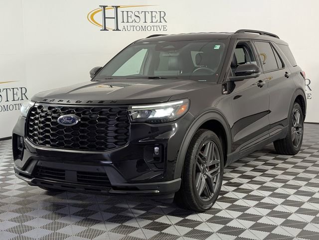Used 2025 Ford Explorer ST-Line w/ ST-Line Street Pack image 4