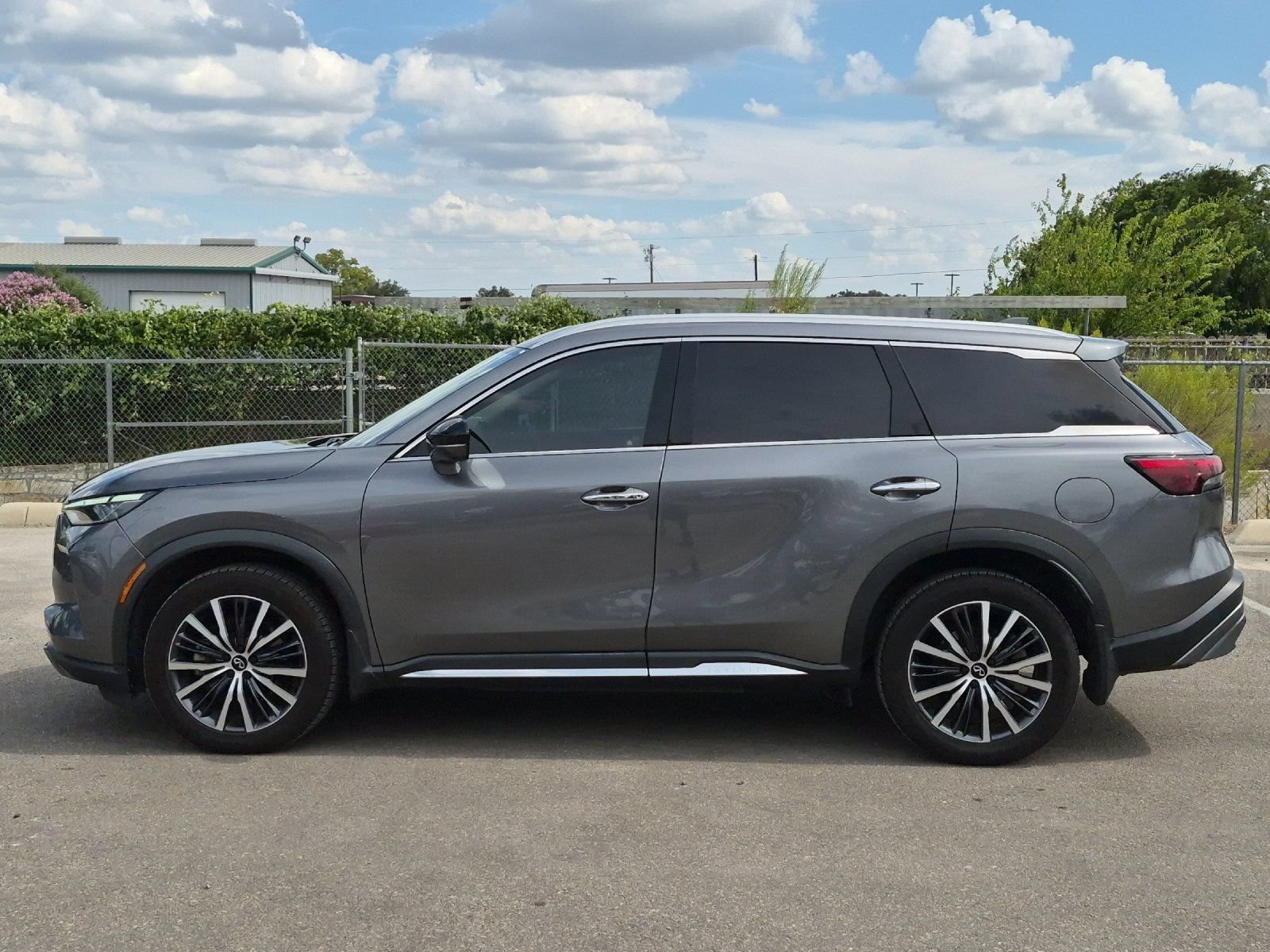 Used 2023 INFINITI QX60 Sensory AWD/4WD image 2
