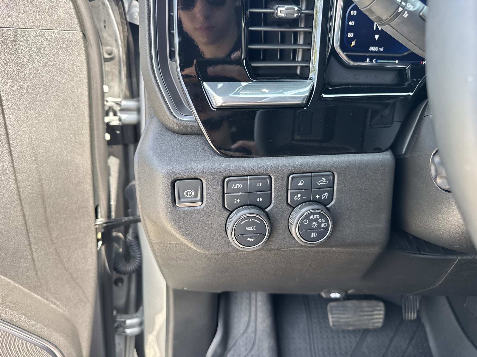 Used 2024 Chevrolet Silverado 1500 High Country w/ High Country Premium Package AWD/4WD image 32