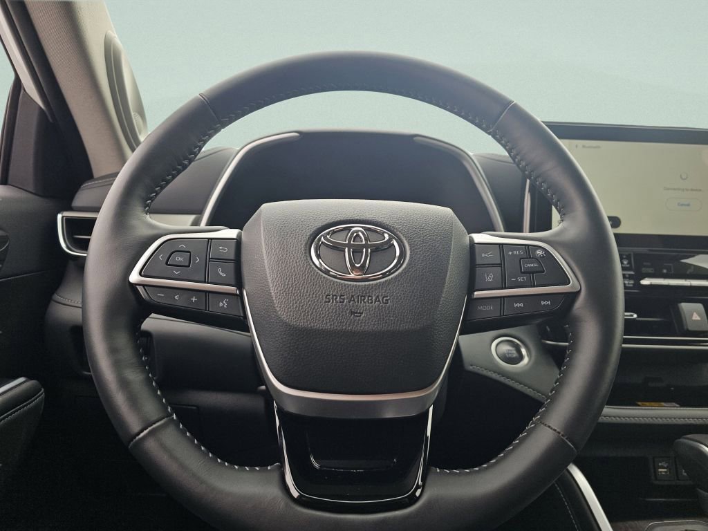 Used 2025 Toyota Highlander Limited image 31