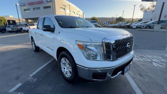 Used 2018 Nissan Titan SV image 2