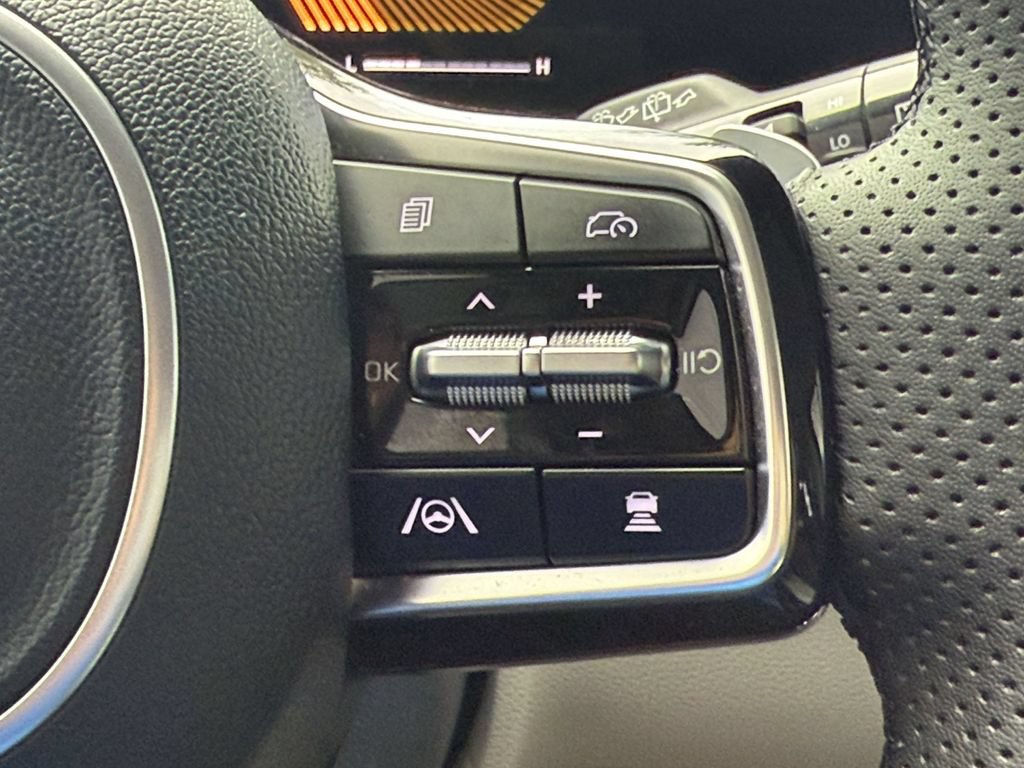 Used 2025 Kia Carnival EX FWD image 28
