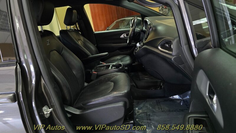 Used 2019 Chrysler Pacifica Touring-L w/ S Appearance Package FWD image 16