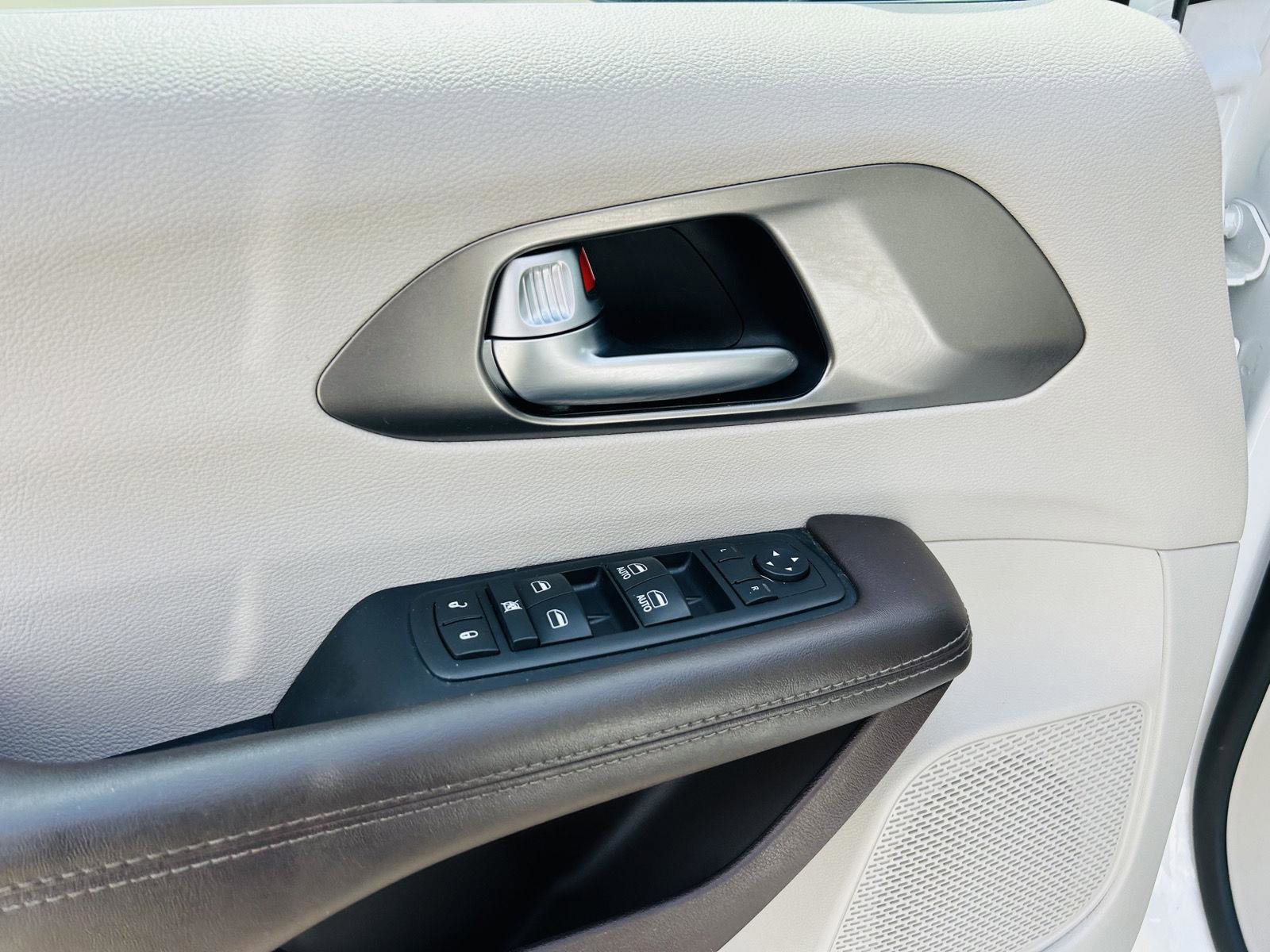 Used 2017 Chrysler Pacifica Touring w/ Tire & Wheel Group image 9