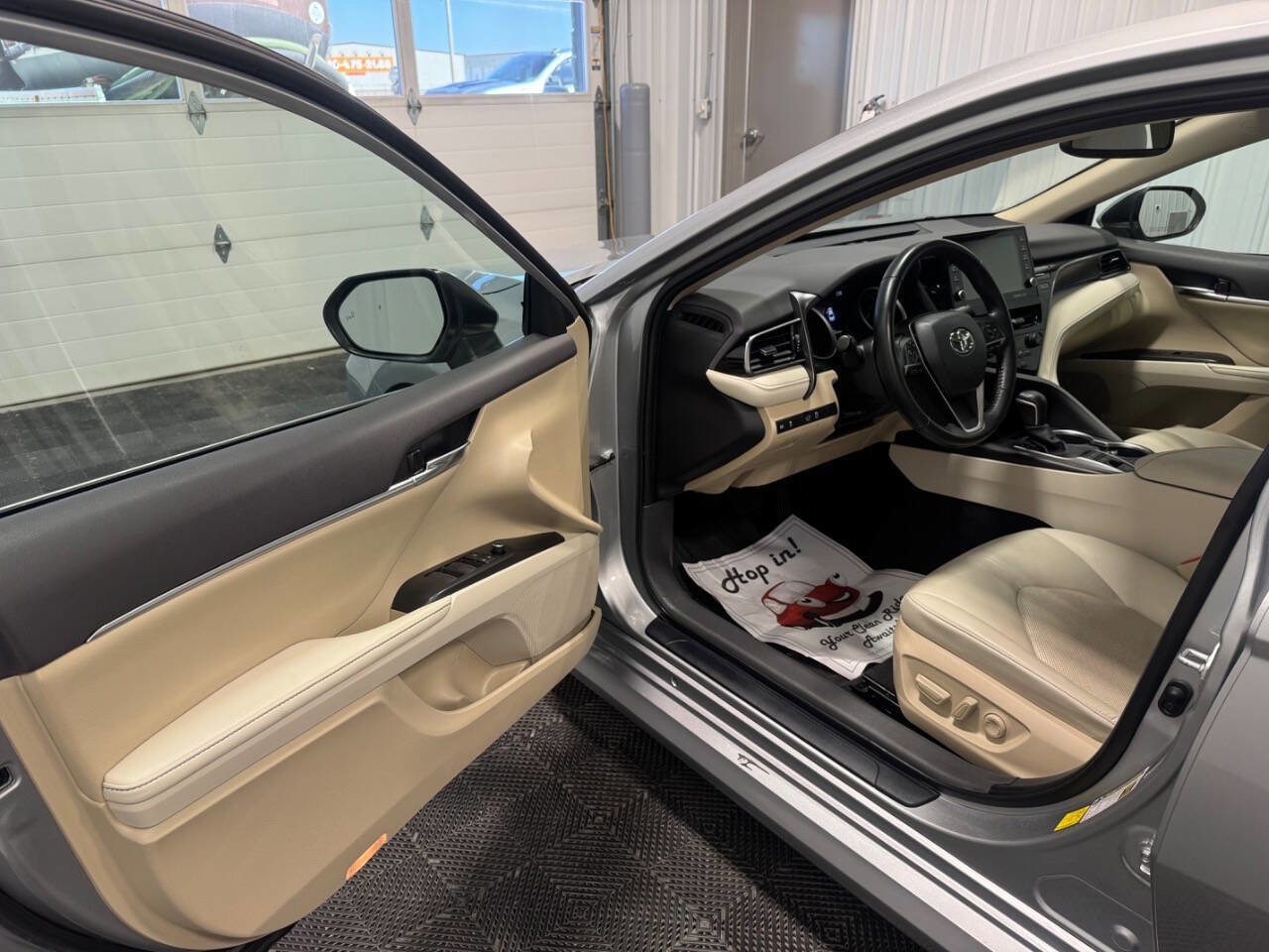 Used 2022 Toyota Camry XLE image 6