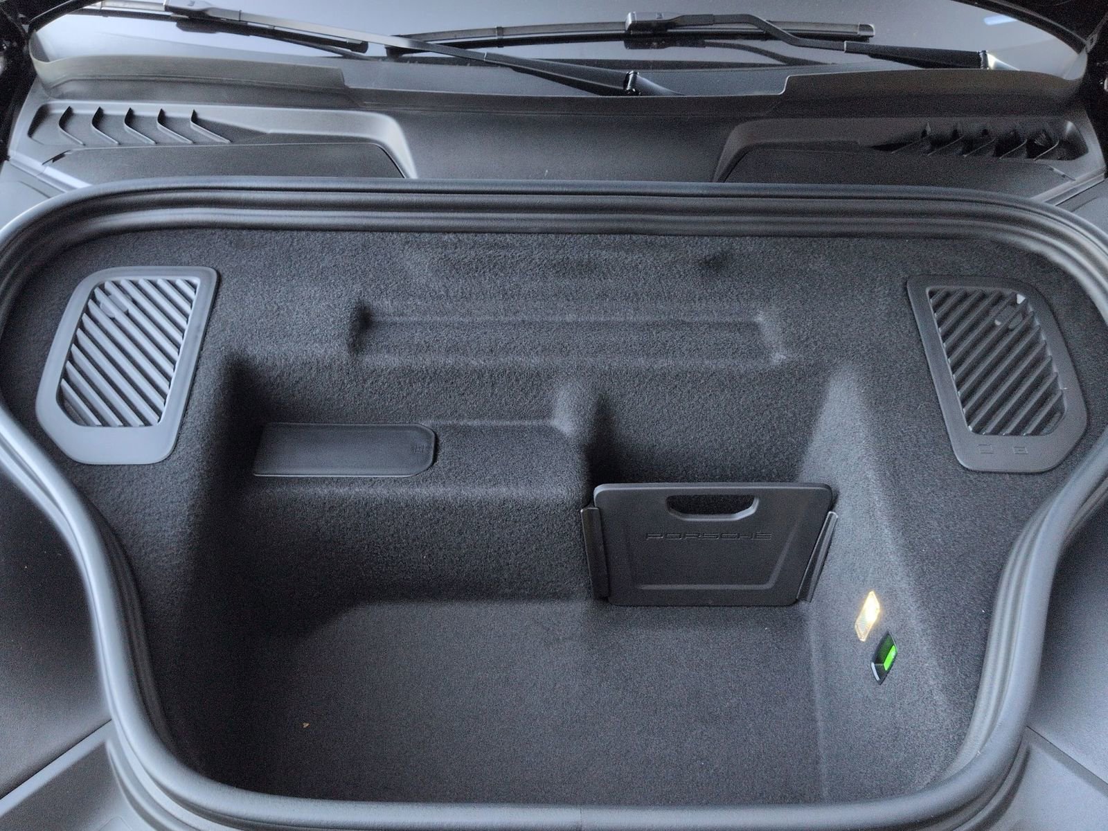 Certified 2025 Porsche Macan 4 Electric image 29