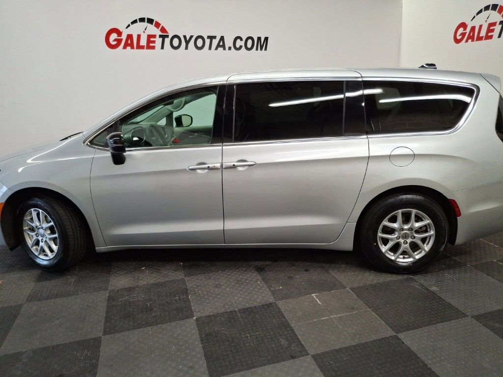 Used 2024 Chrysler Pacifica Touring-L image 7